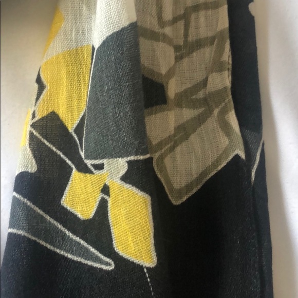 SOLD Spring scarf - Picture 5 of 5